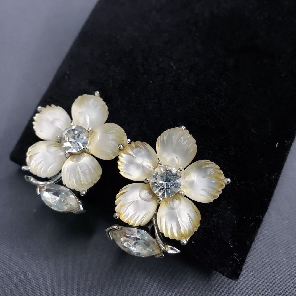 Lisner Clip On Womens Floral Earrings Off White Textured Beads Prong Set 1" - Picture 2 of 7